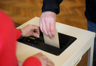 Personne en train de voter