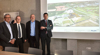 De gauche à droite : Jacques Billy, maire d'Aiffres, Pascal Triole, directeur industrie et achats à Chronopost, Philippe Dutruc, président de la CCI, Jérôme Baloge, président de Niort Agglo ©Bruno Derbord De gauche à droite : Jacques Billy, maire d'Aiffres, Pascal Triole, directeur industrie et achats à Chronopost, Philippe Dutruc, président de la CCI, Jérôme Baloge, président de Niort Agglo ©Bruno Derbord