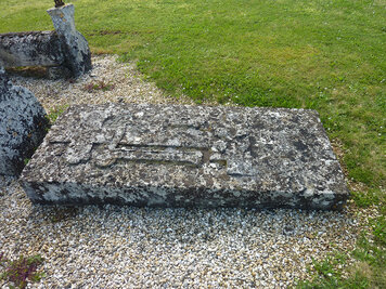 Cimetière de Coulon : pierre tombale Etienne Claveau (1780) avant restauration ©DR Cimetière de Coulon : pierre tombale Etienne Claveau (1780) avant restauration ©DR
