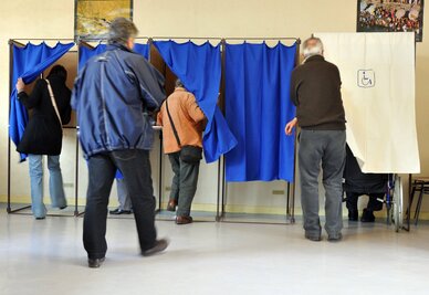 Personnes se dirigeant vers l'isoloir pendant des élections