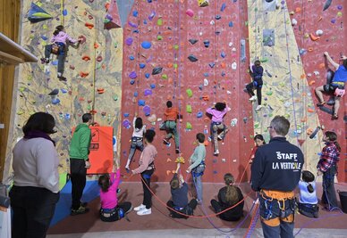 activites sportives des eleves soutenues par la Ville esacalade a l'Acclameur