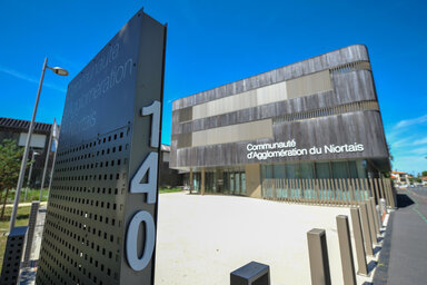 Façade du siège de la Communauté d'Agglomération du Niortais, bâtiment contemporain en bardage bois