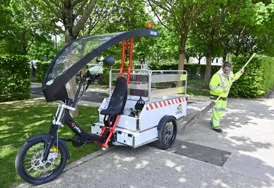 Velo benne avec agent de la proprete urbaine