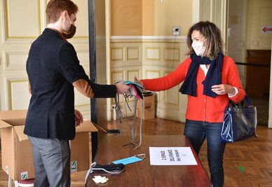 Distribution de masques a l'hotel de ville de Niort