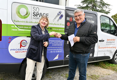Remise des clefs d?un vehicule de transport en commun a la maison des associations