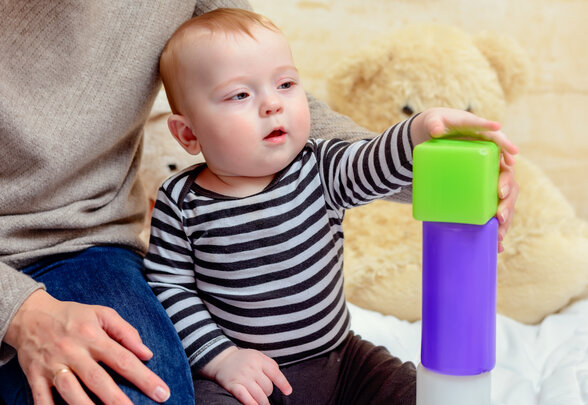 Mom and her Cute Baby Playing with Plastic Blocks - Agrandir l'image, fenêtre modale