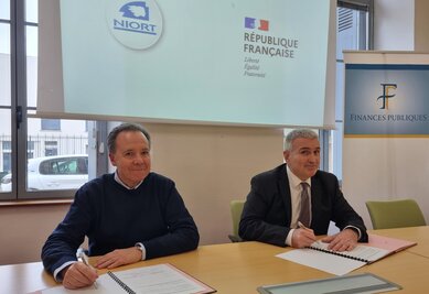 Signature de la convention de recouvrement des recettes en présence de Gérard Lefevre, conseiller municipal délégué aux finances et Eric Bonnemaison, responsable du service de gestion comptable de Niort.