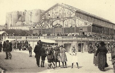 Les Halles de Niort côté parvis, archives municipales, Fonds Martineau