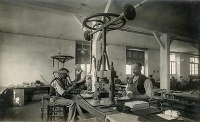 Atelier de gantiers dans les années 1920 ©DR Atelier de gantiers dans les années 1920 ©DR