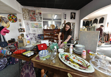 A la boutique "Bazar Solidaire", 111 A, rue de Goise à Niort. A la boutique "Bazar Solidaire", 111 A, rue de Goise à Niort.