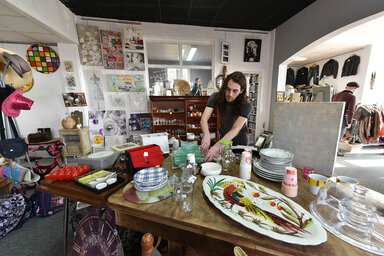 A la boutique "Bazar Solidaire", 111 A, rue de Goise à Niort.