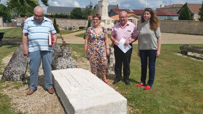Présentation de la pierre tombale Etienne Claveau restaurée, cimetière de Coulon. De D à G : Laurence Lamy, conservatrice des musées, Michel Simon, maire de Coulon, Elisabeth Maillard, vice-présidente en charge de la culture et du patrimoine histori Présentation de la pierre tombale Etienne Claveau restaurée, cimetière de Coulon. De D à G : Laurence Lamy, conservatrice des musées, Michel Simon, maire de Coulon, Elisabeth Maillard, vice-présidente en charge de la culture et du patrimoine historique