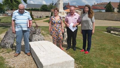 Présentation de la pierre tombale Etienne Claveau restaurée, cimetière de Coulon. De D à G : Laurence Lamy, conservatrice des musées, Michel Simon, maire de Coulon, Elisabeth Maillard, vice-présidente en charge de la culture et du patrimoine histori Présentation de la pierre tombale Etienne Claveau restaurée, cimetière de Coulon. De D à G : Laurence Lamy, conservatrice des musées, Michel Simon, maire de Coulon, Elisabeth Maillard, vice-présidente en charge de la culture et du patrimoine historique