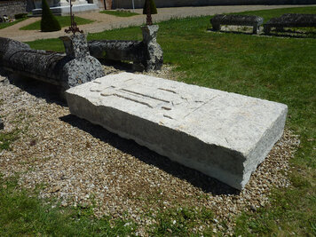 Cimetière de Coulon : pierre tombale Etienne Claveau (1780) restaurée ©DR Cimetière de Coulon : pierre tombale Etienne Claveau (1780) restaurée ©DR