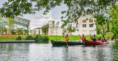 Canoes sur la Sevres devant Port Boinot
