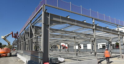 La structure métallique du bâtiment de production