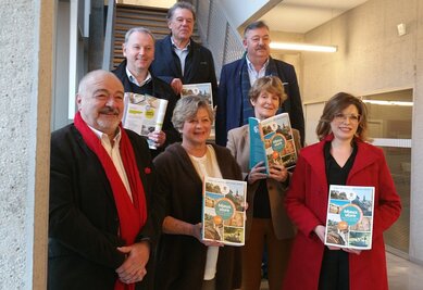 Présentation du guide "Mieux vivre dans les territoires Deux-Sévriens" Des membres de l'association Retraite heureuse, des élus de l'Agglo et de la Ville de Niort et le directeur de Transdev présentent le guide