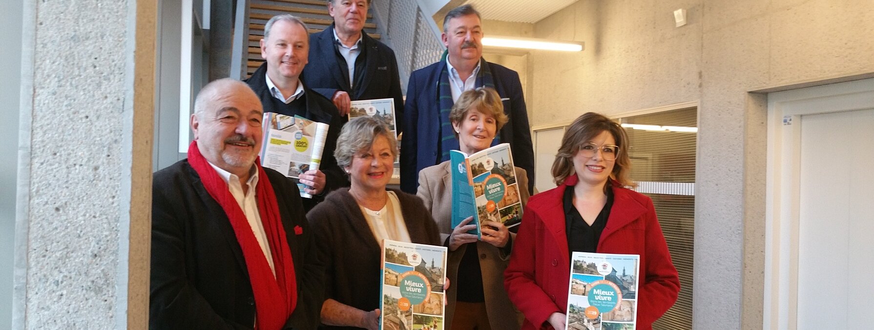 Des membres de l'association Retraite heureuse, des élus de l'Agglo et de la Ville de Niort et le directeur de Transdev présentent le guide