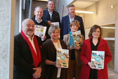 Des membres de l'association Retraite heureuse, des élus de l'Agglo et de la Ville de Niort et le directeur de Transdev présentent le guide 