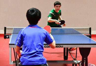 Entrainement de tennis de table de jeunes en sport etude