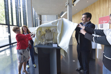 Présentation des sculptures découvertes à Port Bonot ©Darri