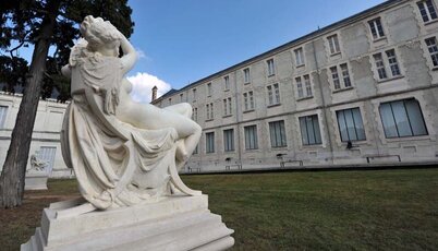 Jardin du musée Bernard d'Agesci : Somnolence par Frédéric-Etienne Leroux ©Bruno Derbord Jardin du musée Bernard d'Agesci : Somnolence par Frédéric-Etienne Leroux