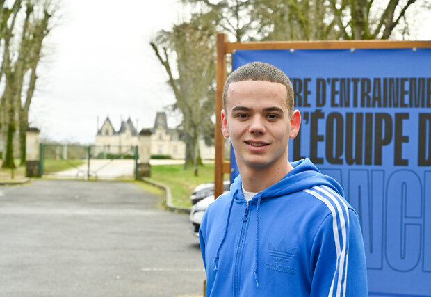 Nathan Proust athlete Javelot Stade Niortais porteur de la flamme olympique