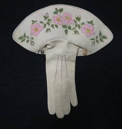 Gant à crispin mousquetaire, avec manchette rigide, datant des années 1930 ©CAN Gant à crispin mousquetaire, avec manchette rigide, datant des années 1930 ©CAN