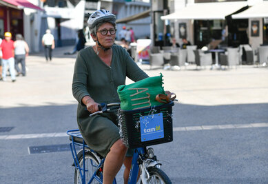 Mobilite a Niort installations et equipements mis en place par la Mairie de Niort pour les utilisateurs Femme à vélo Tanlib en centre-ville de Niort
